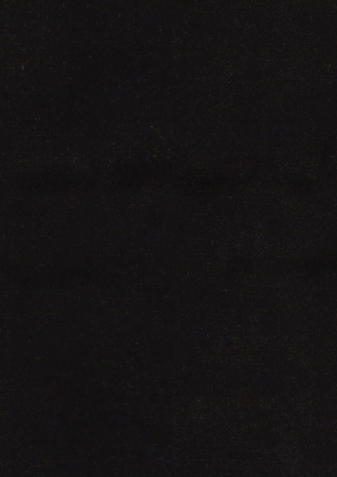 Mørk sort stof, produceret i Europa, ideelt til beklædning og interiørdesign.