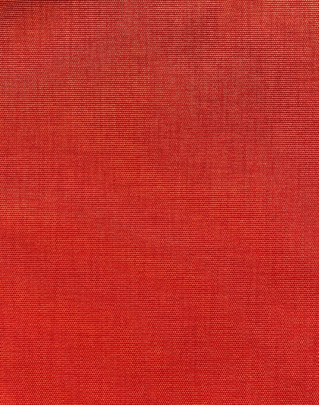 Rød stofklæde, produceret i Europa, med en jævn tekstur og ensartet farve, ideelt til møbler og dekoration.