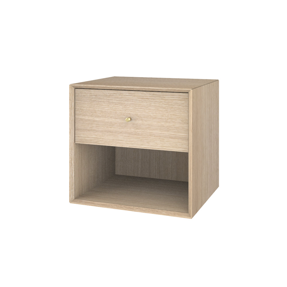 Væghængt sengebord i hvidolieret eg med messing håndtag - elegant natbord til soveværelse