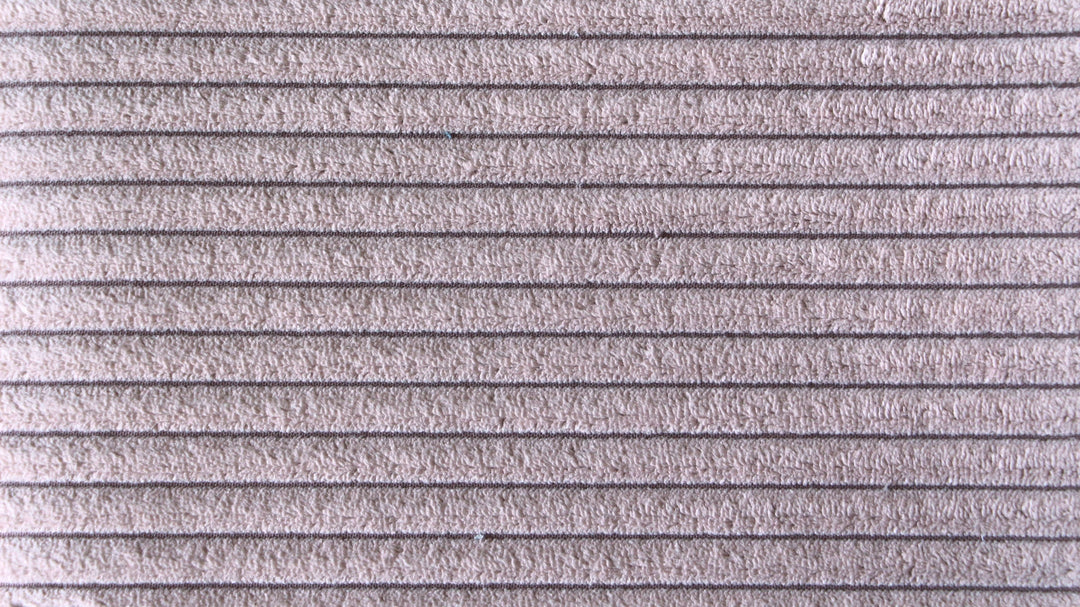 Tekstur af blød, grå stof med striber, produceret i Europa, ideel til møbler og indretning.