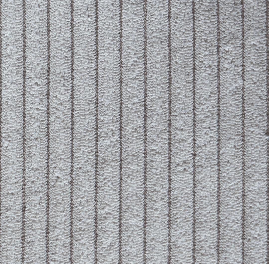 Tæppe med vertikale striber, der er produceret i Europa, hvilket sikrer høj kvalitet og stilfuld design.